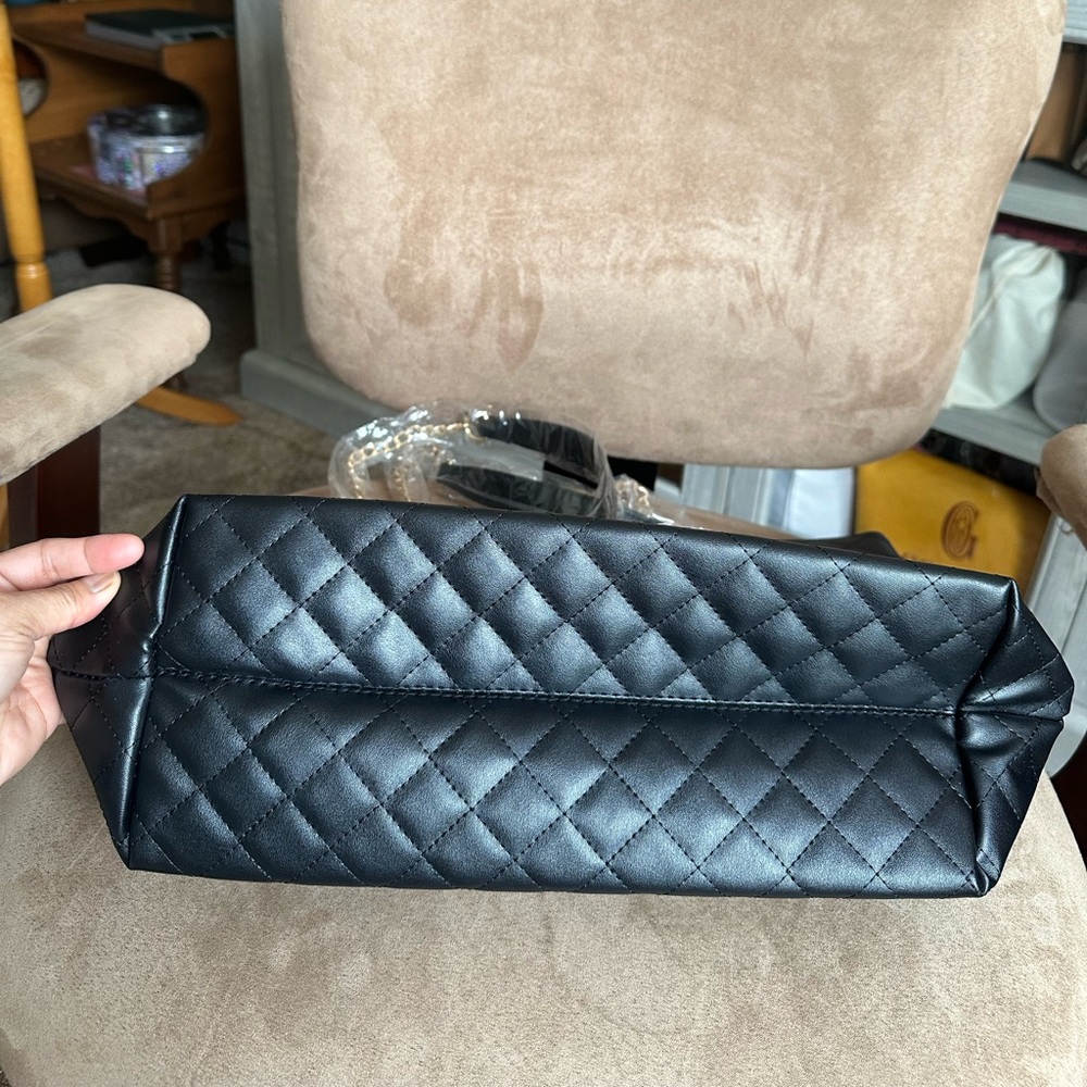 Badgley Mischka Elegant Black Quilted Chain Strap Large Tote Bag, New w/ Tag - Picture 8 of 9